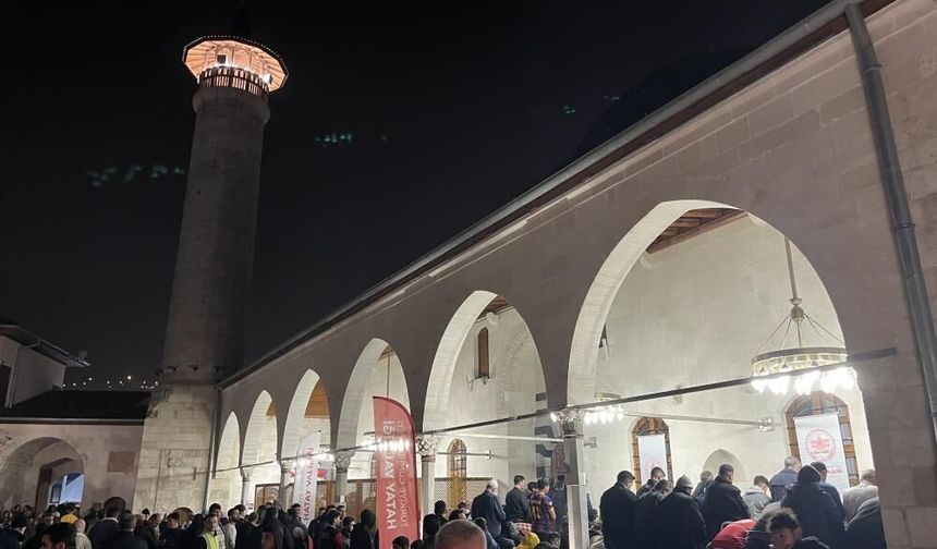 Habibi Neccar Camii, Kadir Gecesi’nde vatandaşların akınına uğradı