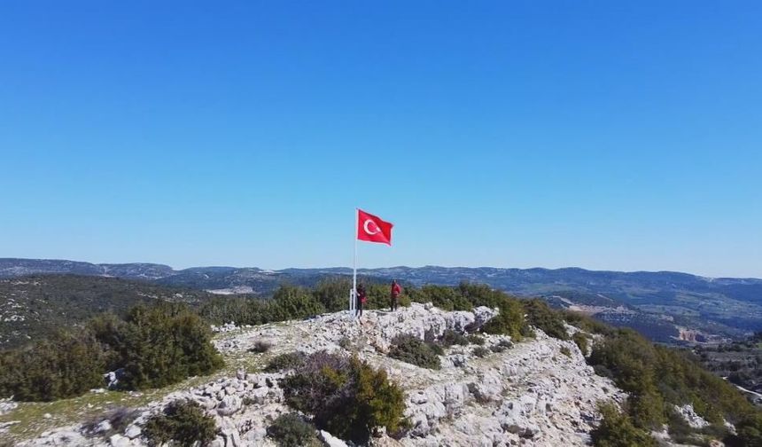 7 tepede, 7 bayrak göndere çekildi
