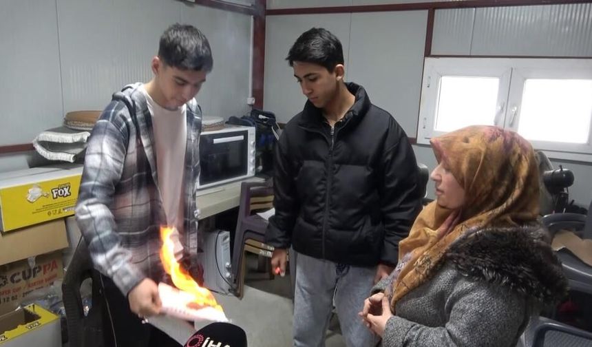 Liseliler harçlıklarıyla depremzede vatandaşların bakkal borcunu kapadı