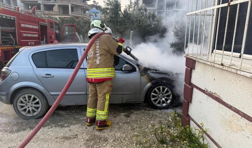 Park halindeki otomobil alevlere teslim oldu