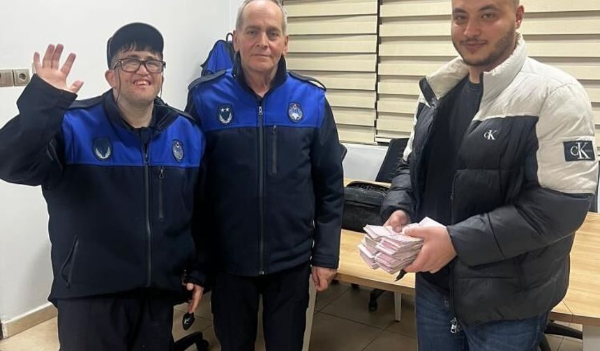 Kaldırımda bulunan para dolu çanta sahibine teslim edildi