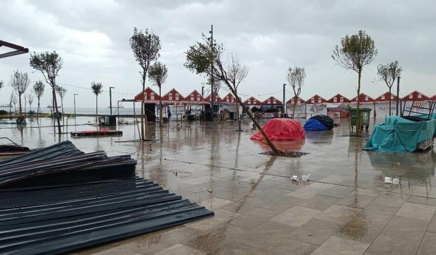 Fırtına direkleri devirdi, 2 araç zarar gördü