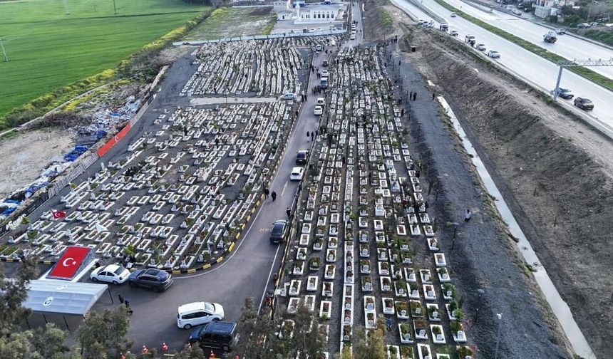 Deprem şehitliğinde hüzünlü bayram