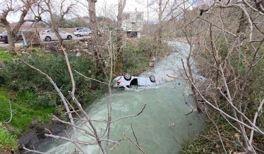 Dereye uçan otomobil suyla doldu, sürücüboğulma tehlikesi geçirdi