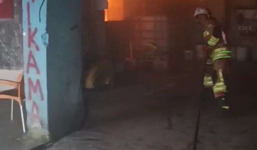 Reyhanlı'da iş yeri alevlere teslim oldu