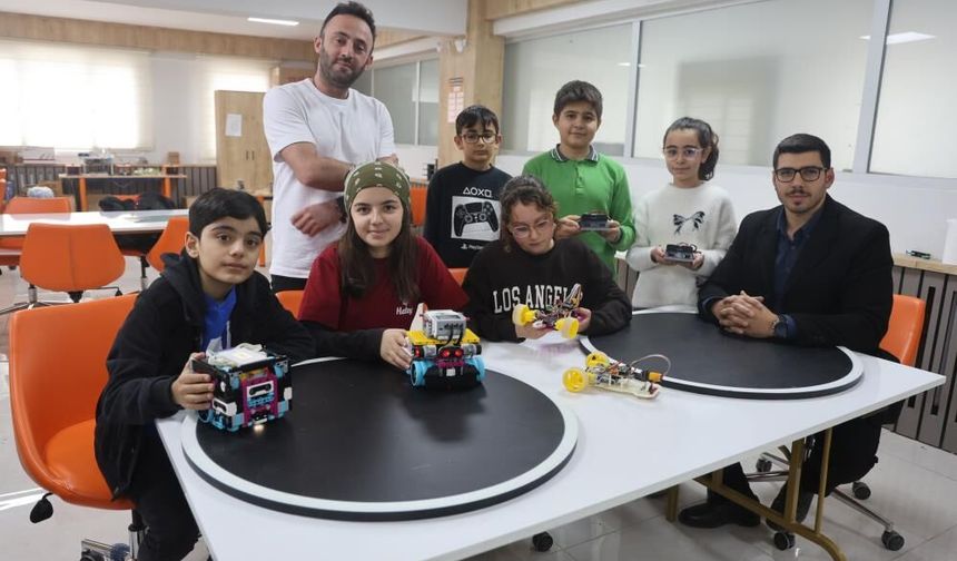 Depremzede çocuklar ‘Hataybot’ Robot Yarışması'na hazırlanıyorlar