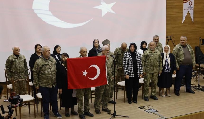 Kamuflaj giyen büyüklerimiz, şiir okuyup duygu dolu anlar yaşadılar