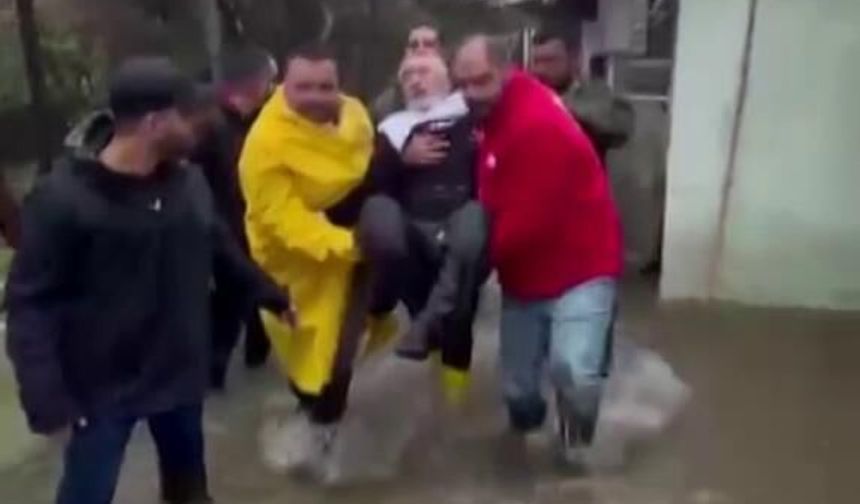 Suların yükseldiği evinde mahsur kalan felçli adamın yardımına Kızılay ekipleri yetişti