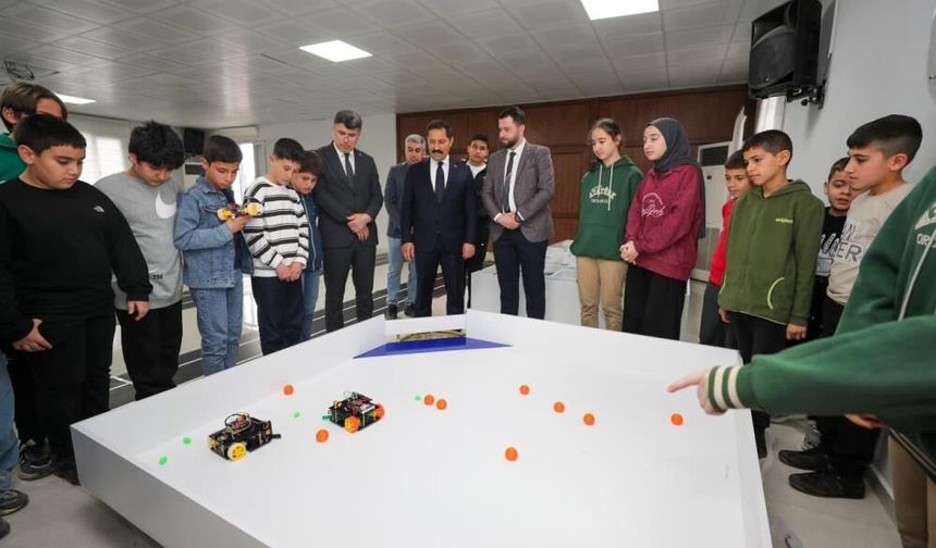 1540 takım, robot yarışmasında derece yapmak için mücadele verecek