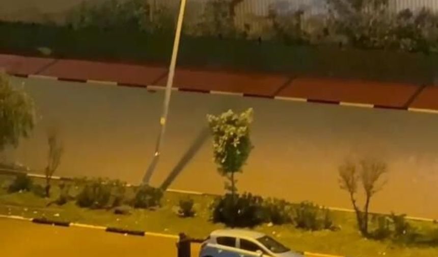 Aşırı yağışların etkisiyle, göle dönen yollarda araçlar mahsur kaldı