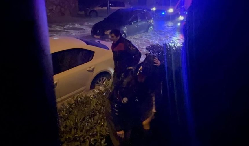 Şiddetli yağış sele döndü, araçlarında mahsur kalan vatandaşları itfaiye kurtardı