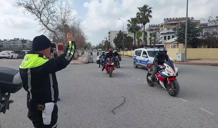 Mesleğinde 32 yılı geride bırakarak emekli olan trafik polisinin son görevinde motosikletlilerden sürpriz