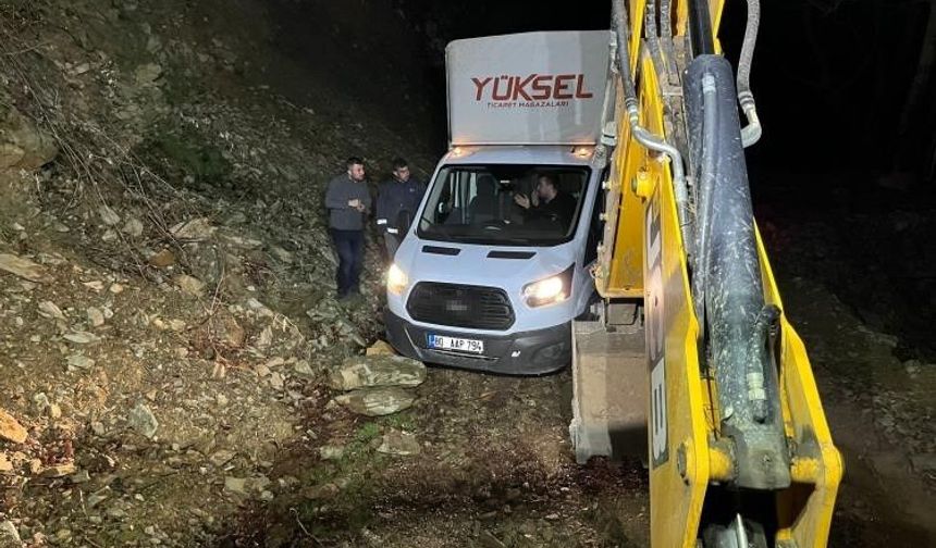 Navigasyonun yanılttığı 3 kişi, dağ yolunda araçla çamura saplanarak mahsur kaldı