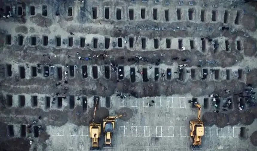 İran'da vurulan okuldaki 165 çocuk şehide tören düzenlendi