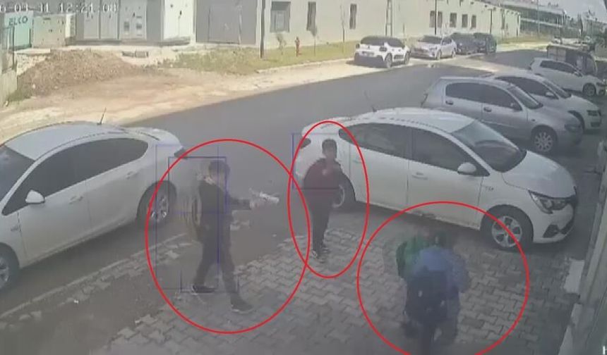 Ellerindeki oyuncak silahla 11 yaşındaki çocuğun önünü kesen 3 akranı para istedi