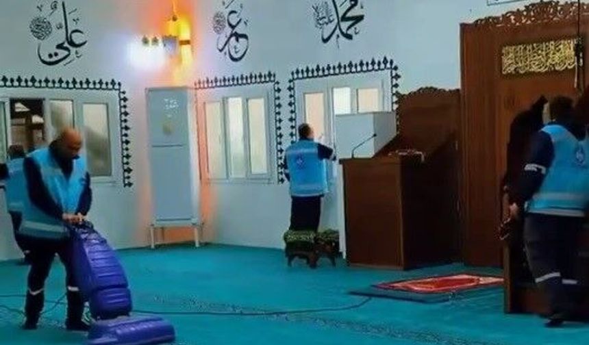 Antakya’da ibadethane temizliği çalışmaları sürüyor