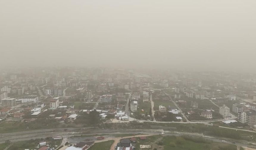 Libya'dan gelen çöl tozu her tarafı kapladı