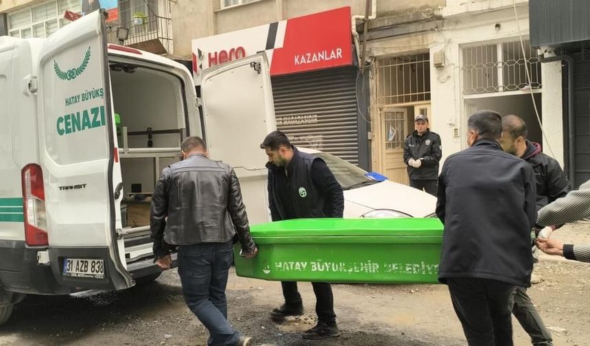 Yaşlı adam yalnız yaşadığı evde bıçaklanarak öldürüldü