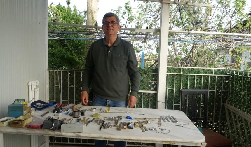 35 sene yaptığı mesleği teknolojiye yenik düşen saatçi, 12 yıldır evinde mesleğini yaşatıyor