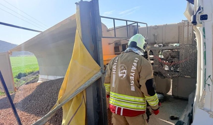 Kırıkhan’da devrilen hafriyat kamyonunun sürücüsü yaralandı