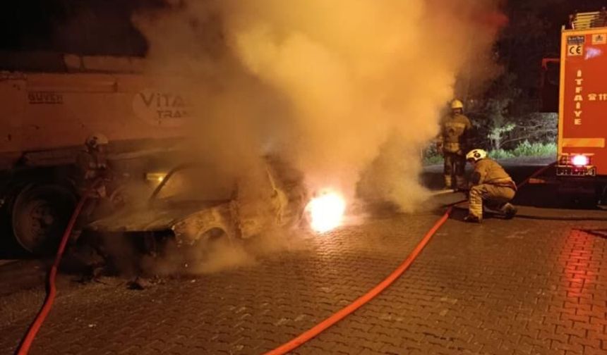 Park halindeki otomobil alevlere teslim oldu