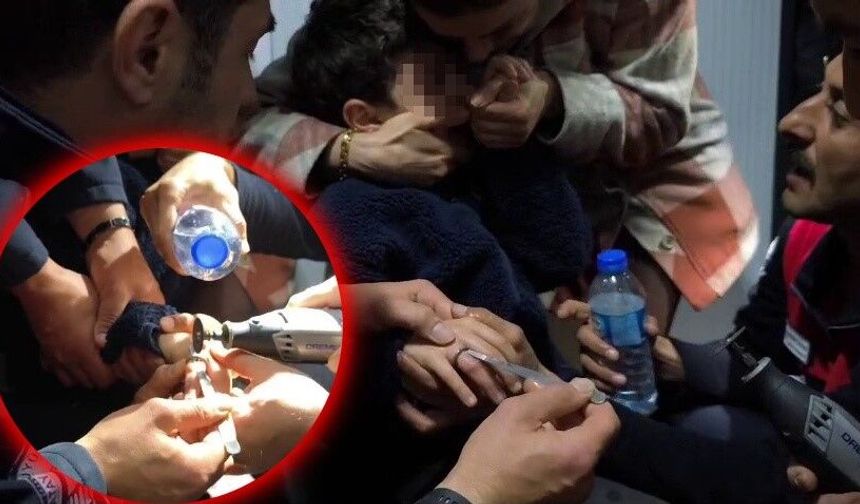 Gözyaşlarına boğulan çocuğu annesi ve itfaiye ekipleri teselli etti