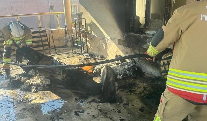 Reyhanlı'da evin balkonundan alevler yükseldi