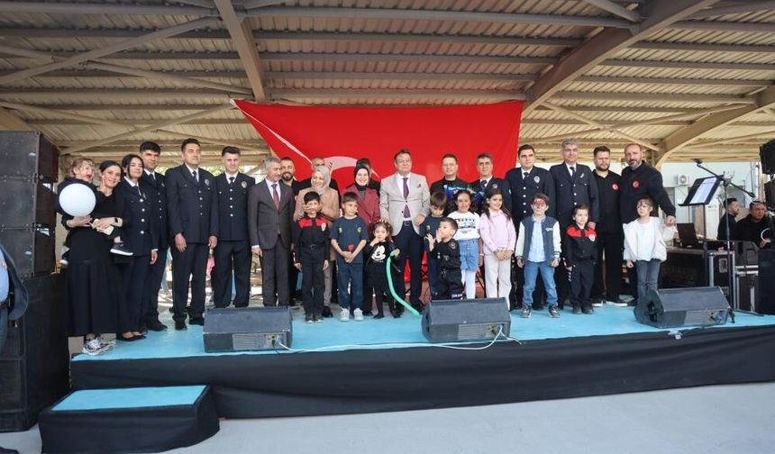 Şarkı ve türkü söyleyen polisler, ünlü sanatçıları aratmadılar