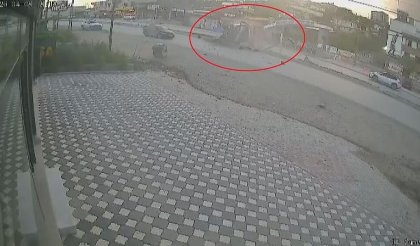 Orta refüje çarpan hafriyat kamyonunun devrildi