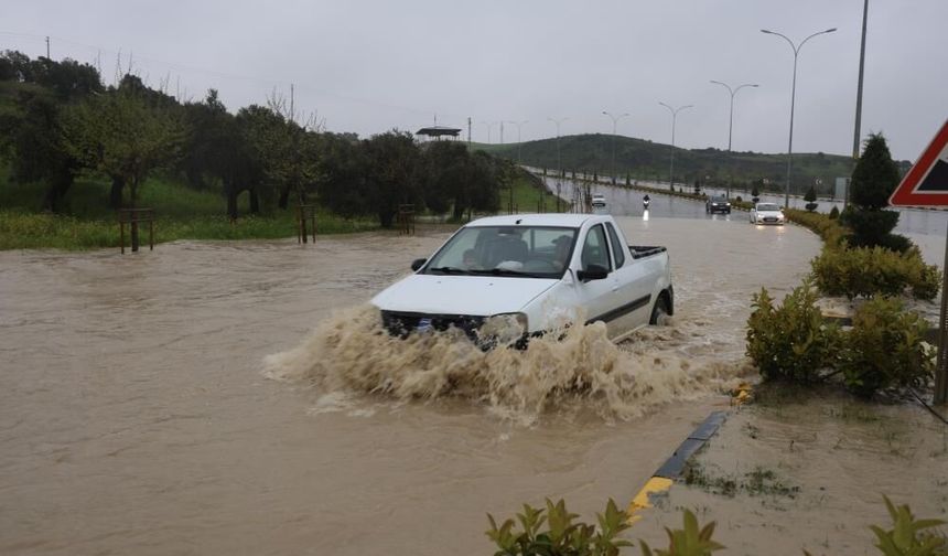 Göle dönen yolda araçların zorlu ilerleyişi havadan görüntülendi