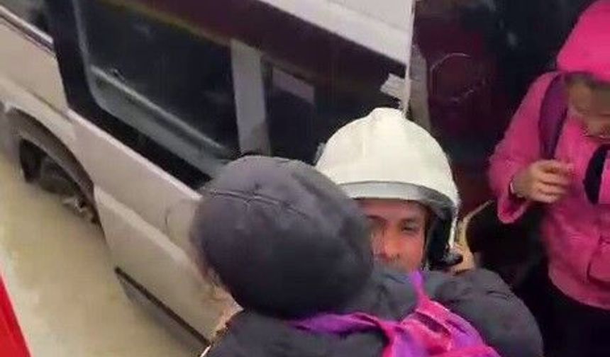 Korku dolu anlar yaşayan servisteki öğrencileri itfaiye kurtardı