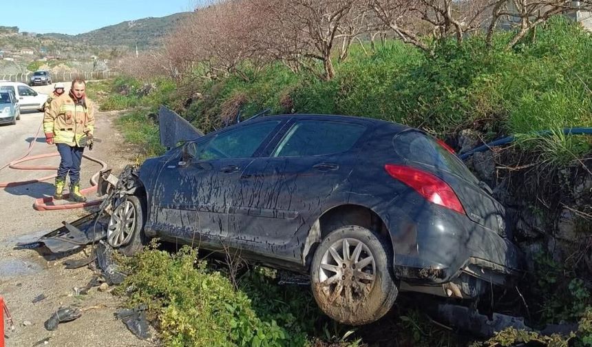 Yayladağı'nda bahçe duvarına çarpan otomobil hurdaya döndü
