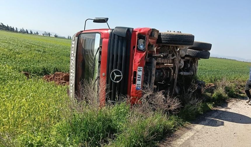 Sürücüsünün kontrolünü kaybettiği tır devrildi
