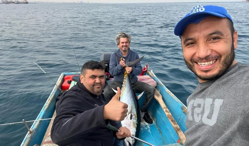 Öğretmen 60 kiloluk orkinos yakaladı