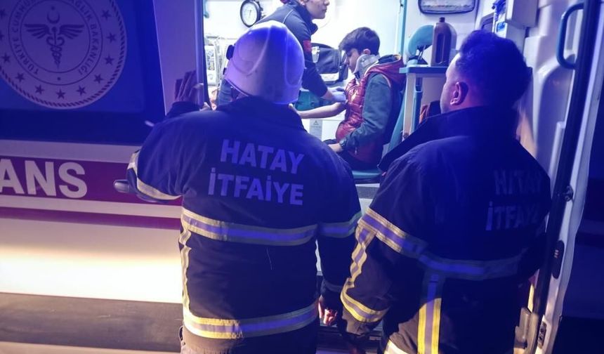 Ağaca çarpan otomobil hurdaya döndü: 3 yaralı