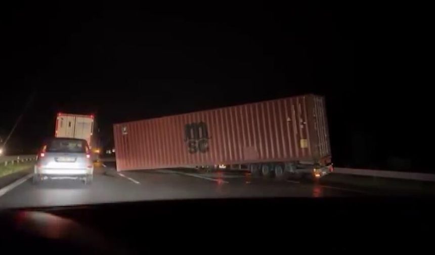 Şimşekler geceyi aydınlatırken, fırtına zor anlar yaşattı