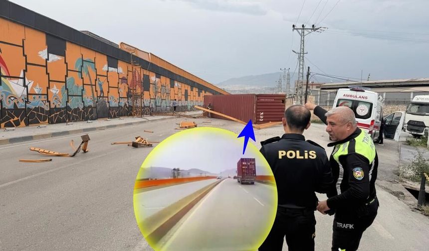 Şiddetli fırtına tırda taşınan konteyneri uçurdu