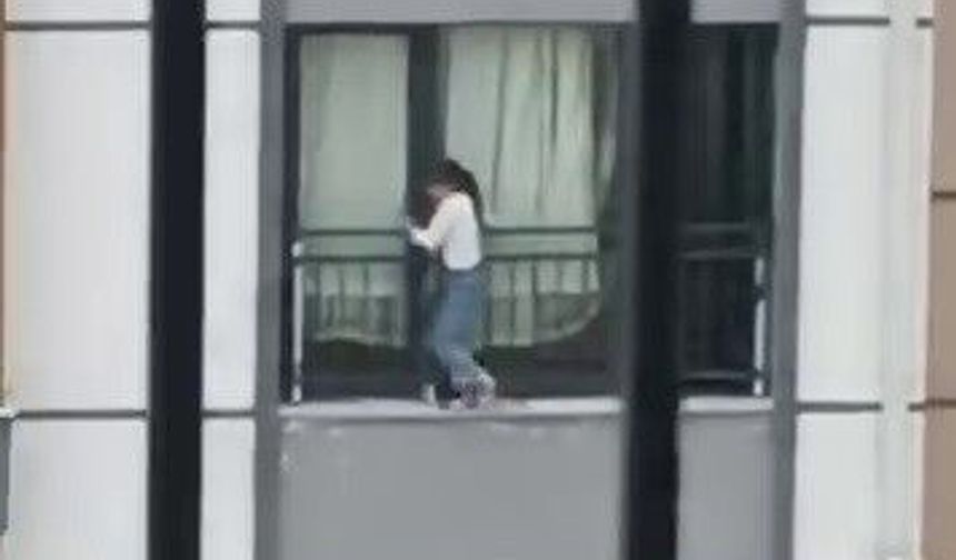 Korkulukta gezinen çocuk, yürekleri ağza getirdi