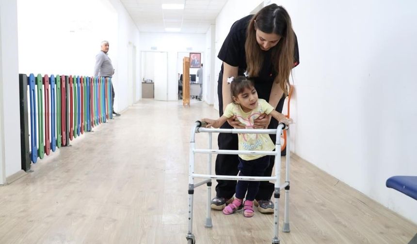 Ada Su'nun 2 yıl süren fizik tedaviyle ilk adımlarını atması yürekleri ısıttı