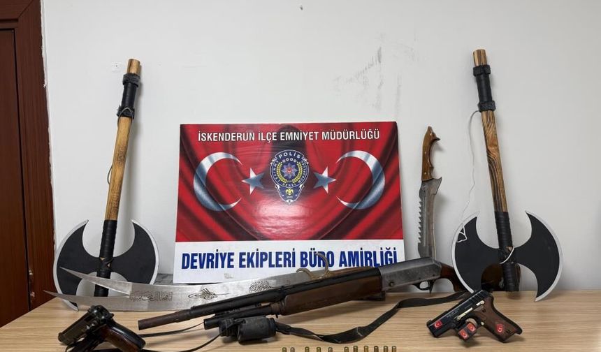 Balkonda silah, balta ve kılıç sergileyen şahıs hayrete düşürdü