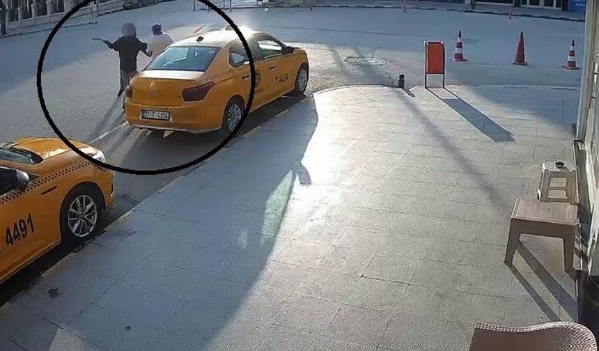 Önüne geleni satırla yaraladı