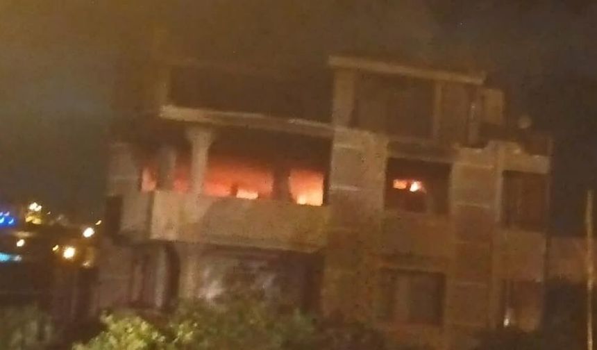 Samandağ’da metruk bina yangını