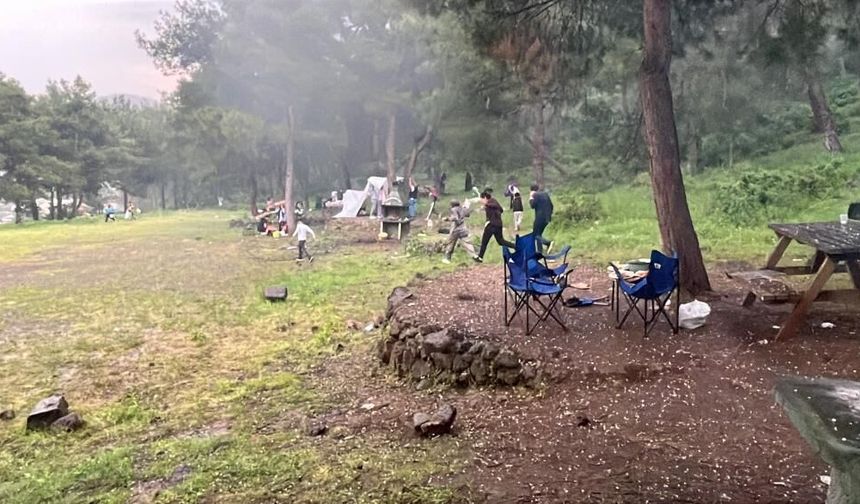 Erik büyüklüğündeki doluların isabet ettiği vatandaşlar panik yaşadı