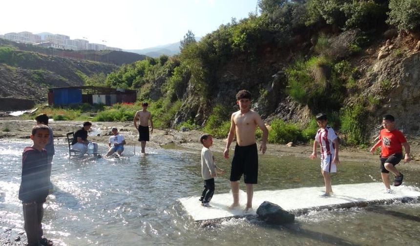 Sıcak havadan bunalan çocuklar derede serinledi