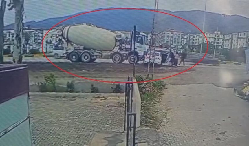 Beton mikserin metrelerce sürüklediği otomobil sürücüsü yaralandı