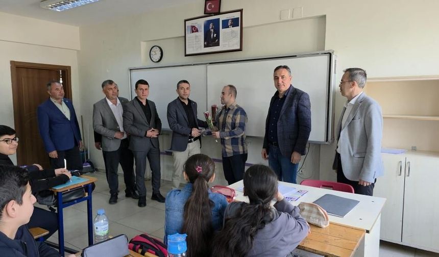 Hassalı muhtarlardan öğretmenlere çiçekli teşekkür