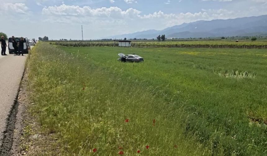 Tarlaya uçan otomobilin sürücüsü yaralandı