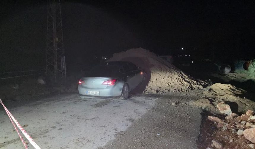 Yola dökülen toprak yığını gece karanlığında kazaya neden oldu