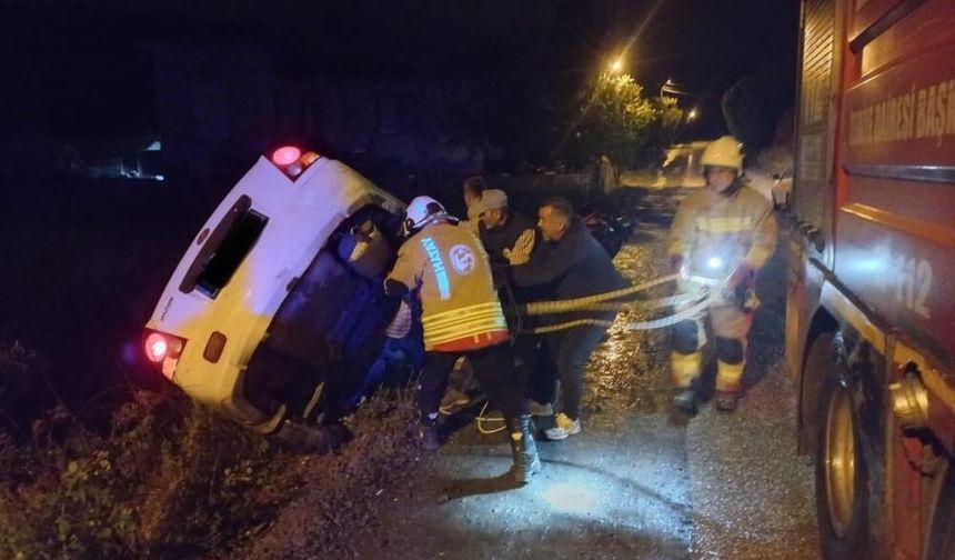 Şarampole devrilen otomobilin sürücüsü yaralandı