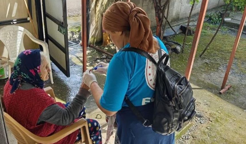 Erzin’de yaşlı vatandaşların evinde vefa temizliği gerçekleştiriliyor